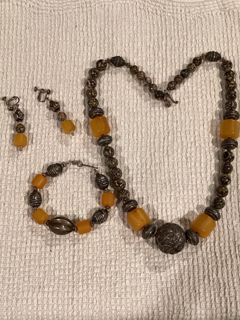 Set Necklace, bracelet and earrings with yellow Accent and Silver-Tone Details